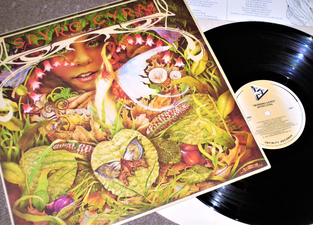 FreeRidestweet's tweet image. 午後から少し日が陰ったので草刈り作業…やっぱり暑かったゎ💦エアコンかけて水分補給と涼しげな音楽…ってことで『#SpyroGyra」の『#MorningDance』(1980)を久しぶりに聴いてみてます。ちょっとカリプソ風のジャズフュージョン…涼しげです🏝
youtu.be/CjrpRd_j0fk