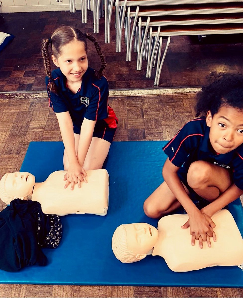 ChattendenPrim's tweet photo. Year 6 First Aid training 🙌❤️ https://t.co/1WziKiSW83
