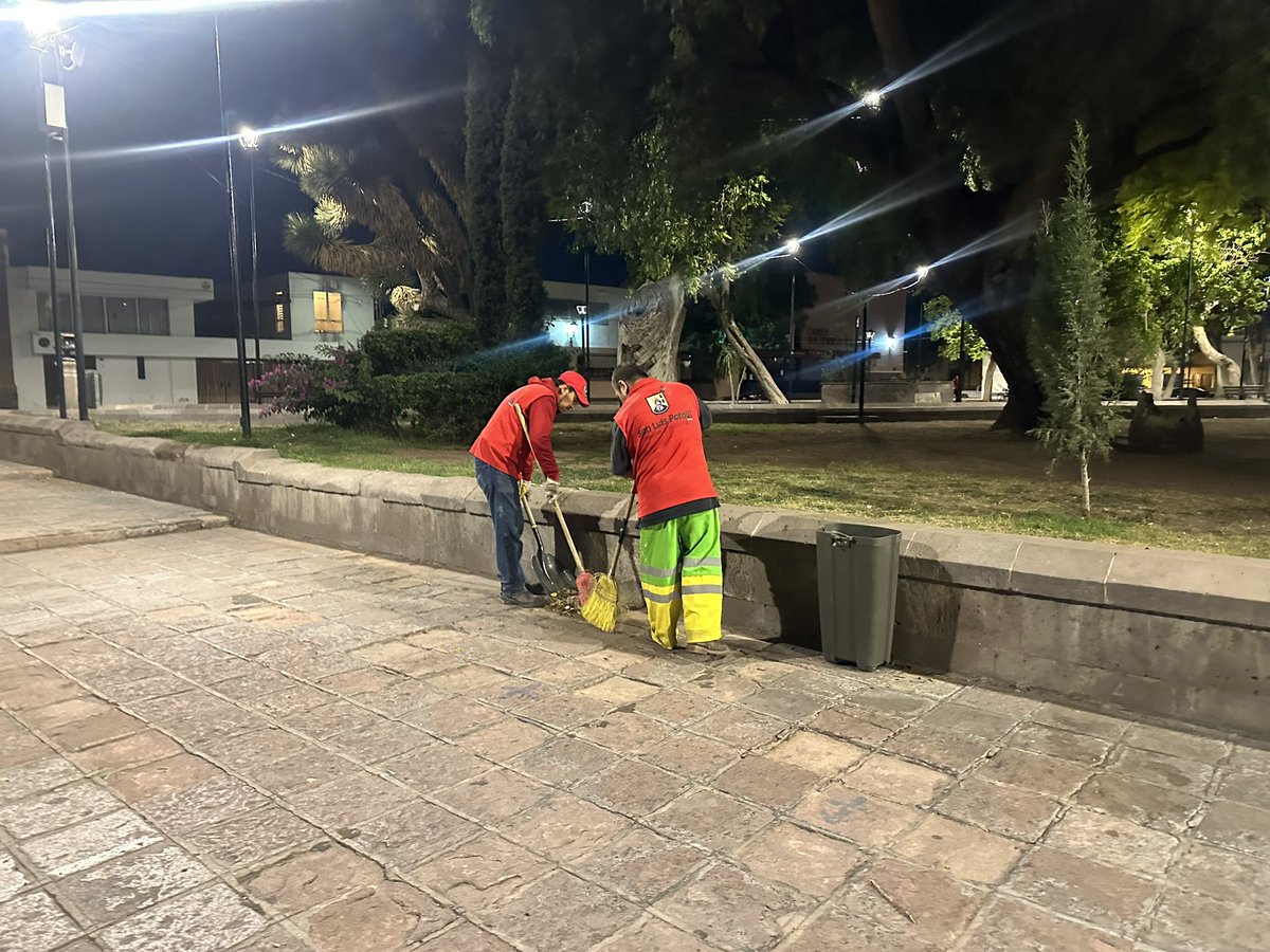 Las brigadas de limpieza nocturnas a cargo del personal de #ImagenUrbana se encuentran haciendo un gran trabajo para mantener el jardín de #SanMiguelito impecable.

¡Gracias por mantener nuestro barrio hermoso! 🙌🏻