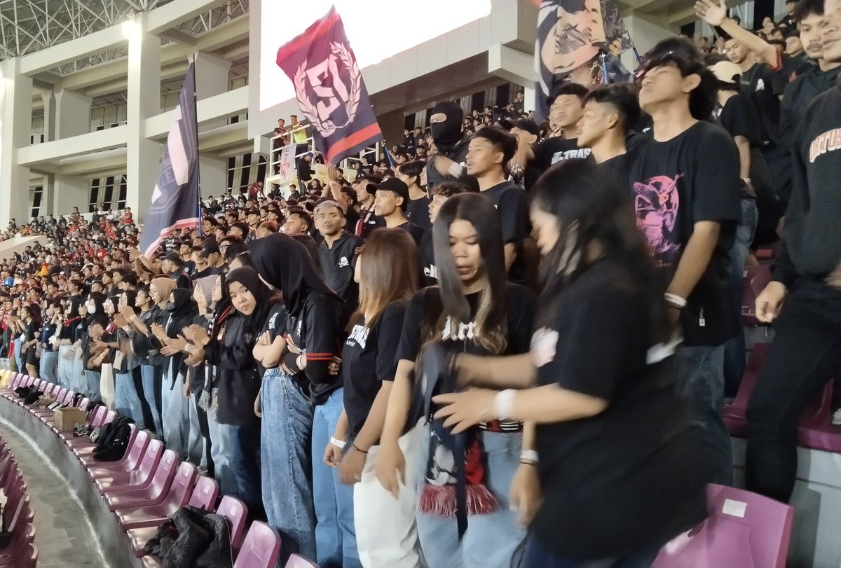 MsAmirudin's tweet photo. Ditribun selatan manahan, khususnya barisan @ultras1923_ selalu menempatkan perempuan dibarisan paling depan. 

Ini merupakan perwujudan dari kampanye "Stop Sexual Harassment" Yang benar benar dilakukan oleh kawan kawan sekalian. 

Respect! https://t.co/yhEz47bKDz