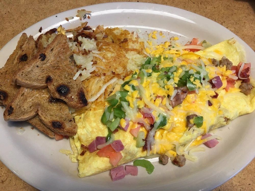 We believe a great, homestyle meal is the perfect start to any weekend. #GinghamsRestaurant #GinghamsHomestyleCooking