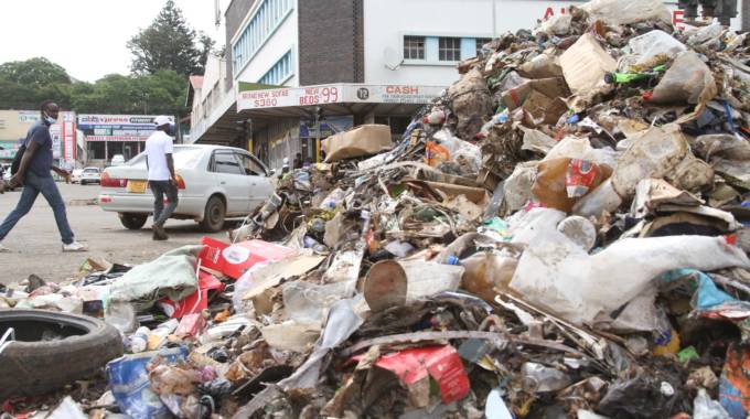 hazelwekwagondo's tweet photo. The CCC led City of Harare is seeking to charge residents in USD yet they have been inactive in promoting quality service delivery, they have turned Harare into a Garbage City. We know they want to use that money to fund the CCC campaign bcz its bankrupt #PasiNeCCC https://t.co/2cQWVEPHlo