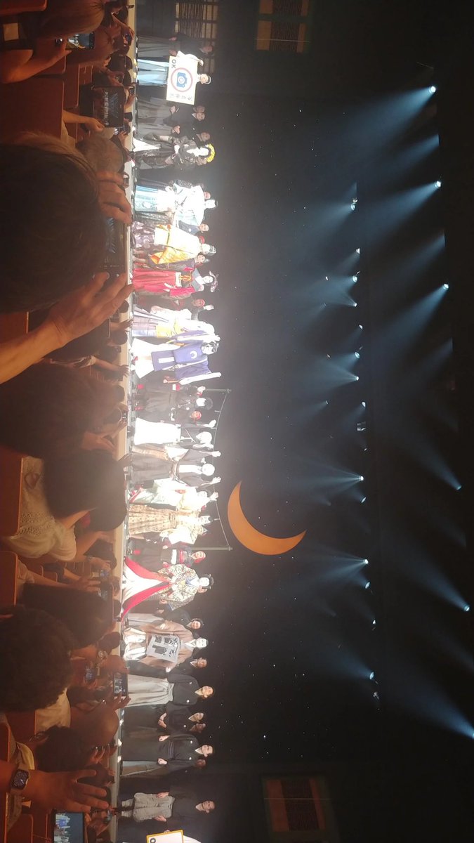 歌舞伎本丸のみなさんと盛り上がるマダムたち(写真撮影OKだったので…) https://t.co/htwyLOwoTy