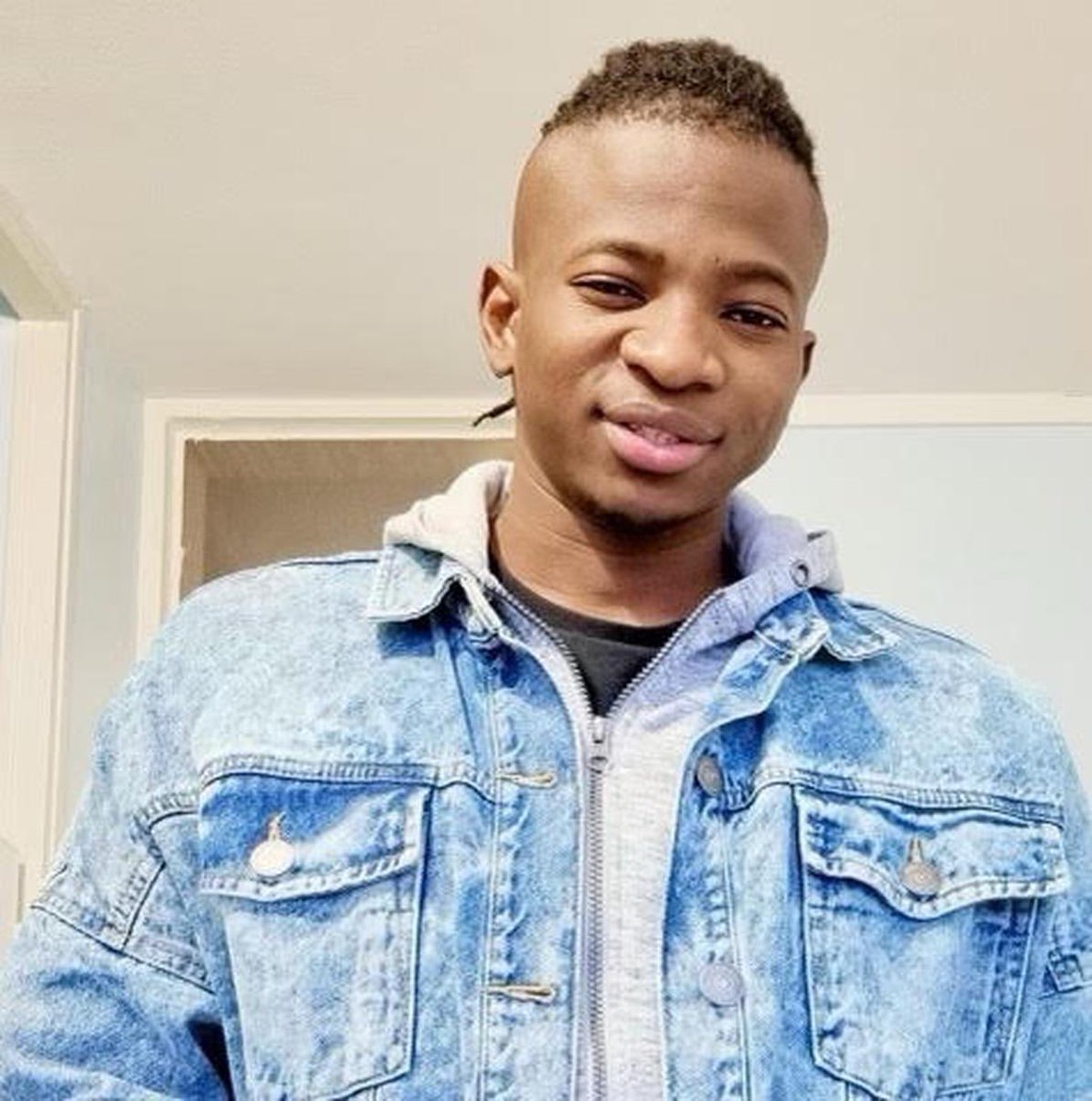 UneEcoute's tweet photo. 🇫🇷🌍 | CAGNOTTE POUR ALHOUSSEIN CAMARA 

Ce jeune homme âgé de 19 ans tué par la police à Angoulême 15 jours avant Naël n’a reçu que 8000€ en 17 jours contre 328 000€ pour Naël. 

#LaVieDesNoirsCompte #RacismeFinancier #Discrimination https://t.co/T8HbYyyKQw