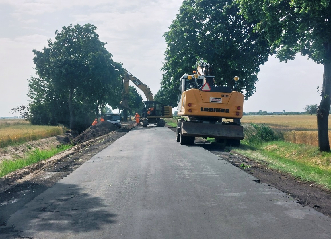 PowiatL's tweet photo. Spółka Strabag przebudowuje 2,3 km drogi #PowiatLeszczynski od krajowej "12" do posesji nr 116 zy ul. Wielkopolskiej w Pawłowicach. Trwa też budowa 1,8 km ścieżki rowerowej. Koszt prac to ok. 7,4 mln zł, z czego 3,7 mln zł to dotacja z RFRD, resztę wyda powiat i gmina Krzemieniew https://t.co/9udI23hzRh