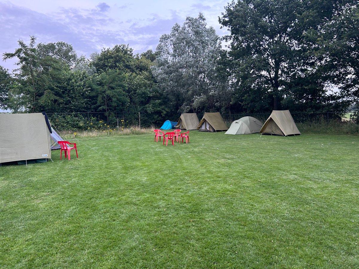 Vso op kamp in Gemert
In april waren de so groepen op bivak in Westelbeers, deze week is de onderbouw van het vso op kamp in Gemert. Na de fietstocht, het opzetten van de tenten en het klaarmaken van de slaapplaatsen was er 's middag een spel met....
de-hilt.nl/Home/Nieuws/20…
