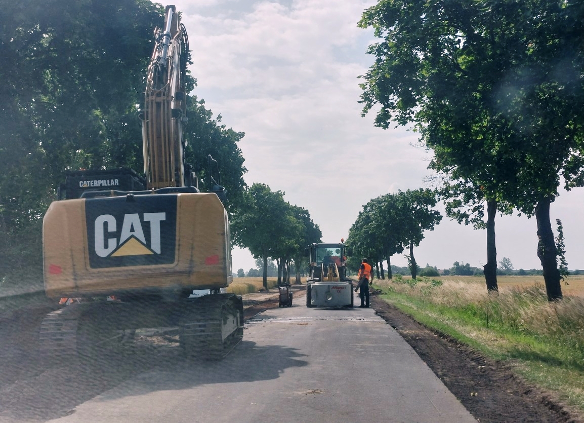 PowiatL's tweet photo. Spółka Strabag przebudowuje 2,3 km drogi #PowiatLeszczynski od krajowej "12" do posesji nr 116 zy ul. Wielkopolskiej w Pawłowicach. Trwa też budowa 1,8 km ścieżki rowerowej. Koszt prac to ok. 7,4 mln zł, z czego 3,7 mln zł to dotacja z RFRD, resztę wyda powiat i gmina Krzemieniew https://t.co/9udI23hzRh