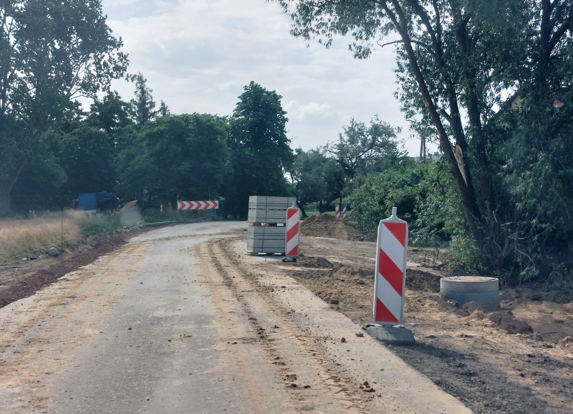 PowiatL's tweet photo. Spółka Strabag przebudowuje 2,3 km drogi #PowiatLeszczynski od krajowej "12" do posesji nr 116 zy ul. Wielkopolskiej w Pawłowicach. Trwa też budowa 1,8 km ścieżki rowerowej. Koszt prac to ok. 7,4 mln zł, z czego 3,7 mln zł to dotacja z RFRD, resztę wyda powiat i gmina Krzemieniew https://t.co/9udI23hzRh