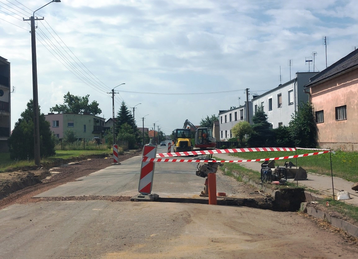 PowiatL's tweet photo. Spółka Strabag przebudowuje 2,3 km drogi #PowiatLeszczynski od krajowej "12" do posesji nr 116 zy ul. Wielkopolskiej w Pawłowicach. Trwa też budowa 1,8 km ścieżki rowerowej. Koszt prac to ok. 7,4 mln zł, z czego 3,7 mln zł to dotacja z RFRD, resztę wyda powiat i gmina Krzemieniew https://t.co/9udI23hzRh