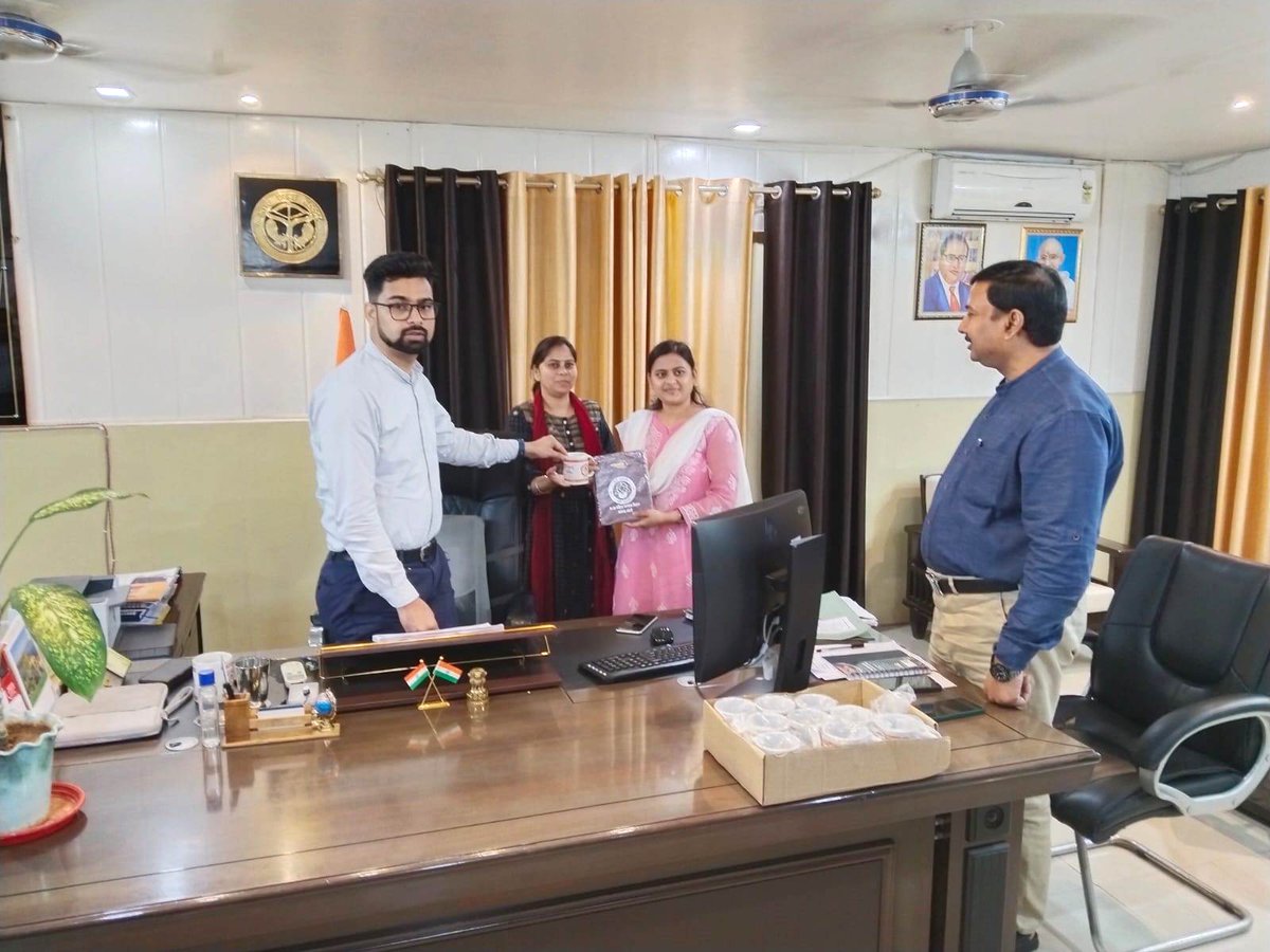 CdoBareilly's tweet photo. #बेटी_बचाओ_बेटी_पढ़ाओ👧योजनान्तर्गत उ०प्र० महिला कल्याण विभाग, बरेली की तरफ से समस्त BDOs को योजना के प्रचार-प्रसार एवं बेटियों के प्रति सकारात्मक सोच के लिए बेटी बचाओ बेटी पढ़ाओ की #डायरी एवं कॉफी मग प्रदान किये गए✅
@UPMahilaKalyan @dpobly @WBareilly @CMOfficeUP https://t.co/A9ccX3t04P