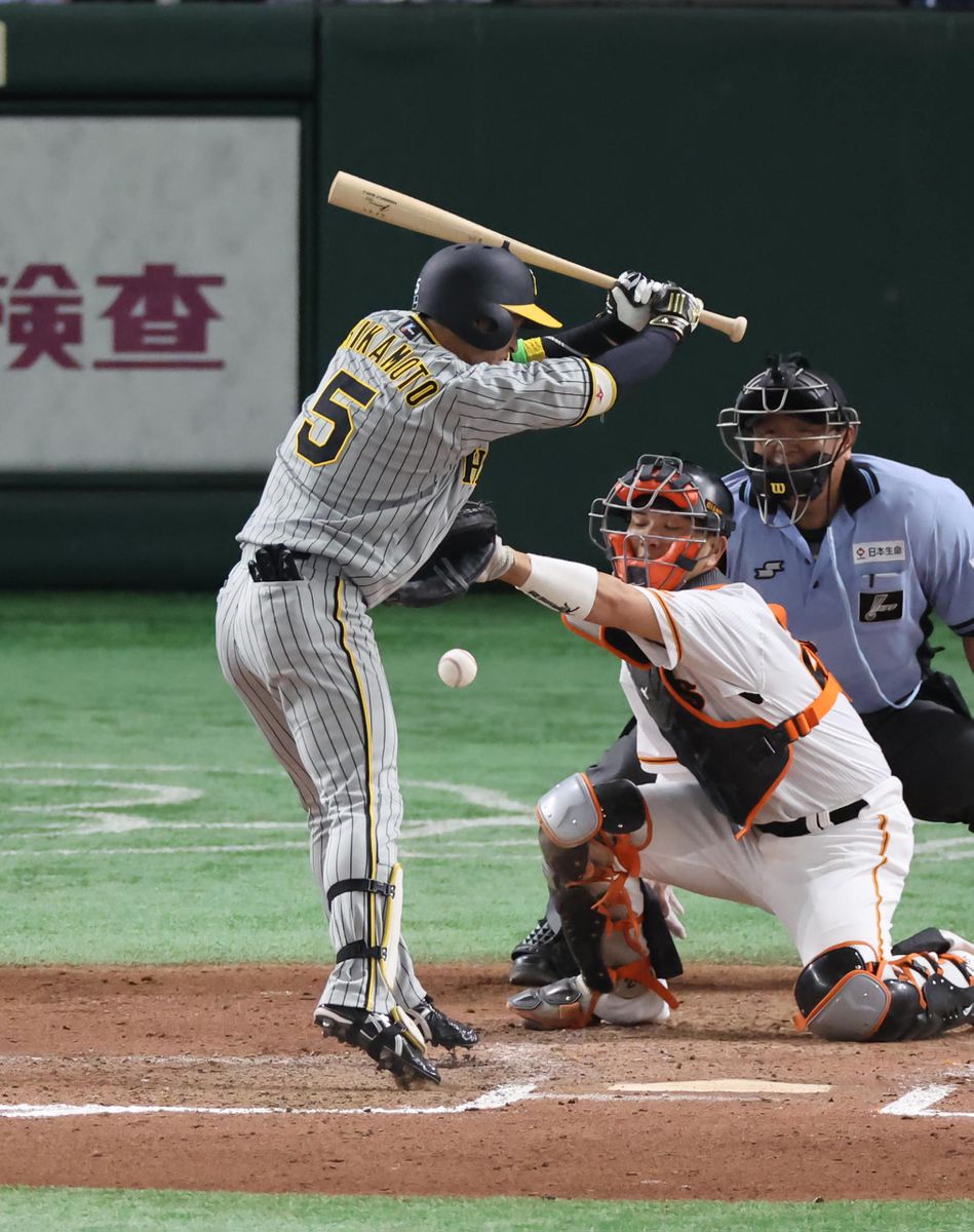 livedoorBb's tweet photo. 【心配】阪神・近本光司、右肋骨付近を骨折 出場選手登録を抹消か
https://t.co/sfEoTr5LC7

近本光司が、右肋骨付近を骨折していたことが4日、わかった。近本は2日の巨人戦で死球を受けており、その後、広島に向かう新神戸駅では「何も話すことはないです」と語るにとどめていた。 https://t.co/e8knNvLALa