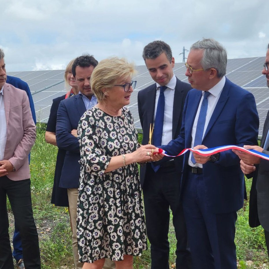 l_margueritte's tweet photo. Inauguration de la centrale solaire @ENGIEGreen de Montceau-les-Mines dans notre circonscription de Saône-et-Loire.

D'une taille de 20 hectares et située sur l'emplacement d'une ancienne mine de charbon, elle permettra de fournir en électricité 7000 personnes. 

#transition https://t.co/M7NvbTtk4n