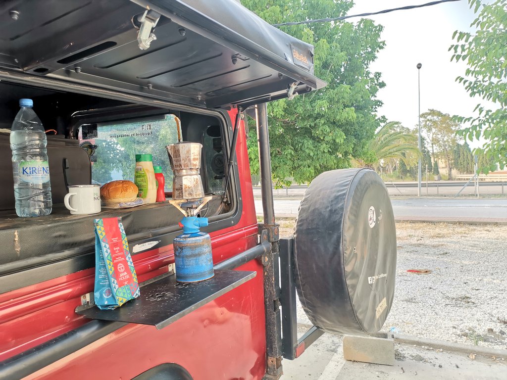 AlphaLandRover's tweet image. Good and kind people everywhere. That's the world we live in.
And so, we stop n say thank them for their kindness and share some Roadside coffee.
#OverlandingAfrica threads resume today. We've unfinished threads from Morocco. Keep it locked.... Today!
#KenyaToEurope
#JavaLove