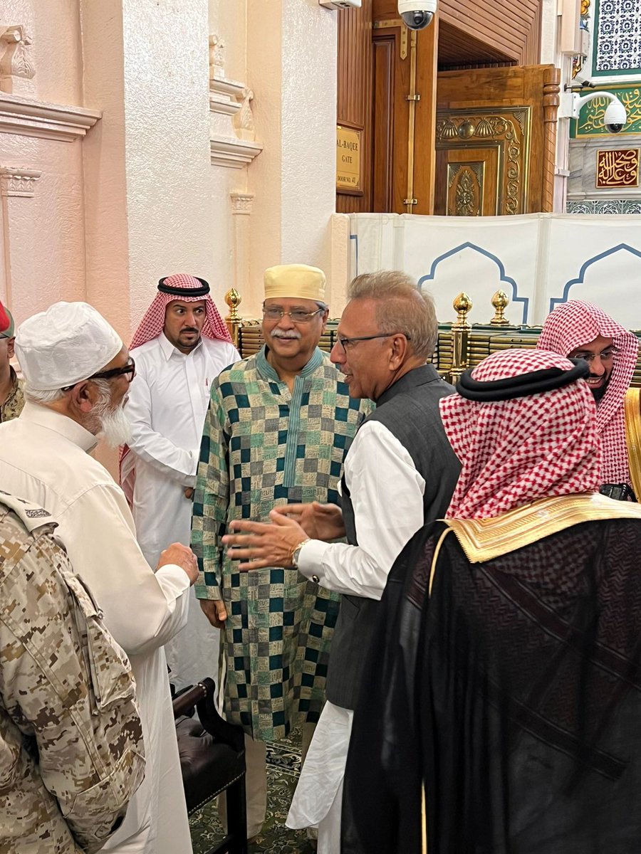 ArifAlvi's tweet photo. মক্কা, মিনা ও মদিনায় বাংলাদেশের প্রেসিডেন্ট জনাব শাহাবুদ্দিনের সঙ্গে ভালো বৈঠক। রওজা-ই-রাসূলের নিচে। সাদা রঙে আমার ছোটবেলার বন্ধু জনাব সালমান রহমান, বর্তমানে সংসদ সদস্য, বিডিতে মন্ত্রী ও উপদেষ্টা। আমরা 60 বছর পর দেখা করেছি। আল্লাহর আশীর্বাদ আমাদের সম্পর্কের জন্য বিস্ময়কর কাজ করবে।