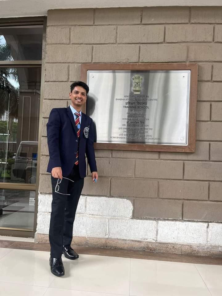 hashmat__'s tweet photo. देश को मिला एक और युवा वैज्ञानिक मात्र 23 साल की उम्र में मोहम्मद आमिर पुत्र अकी़ल अंसारी (अध्यापक) निवासी परसा, जिला गा़जी़पुर को आज भाभा परमाणु अनुसंधान केन्द्र (मुंबई) में वैज्ञानिक के पद पर पोस्टिंग मिली।
#बधाई https://t.co/c5AqAQ2MvX