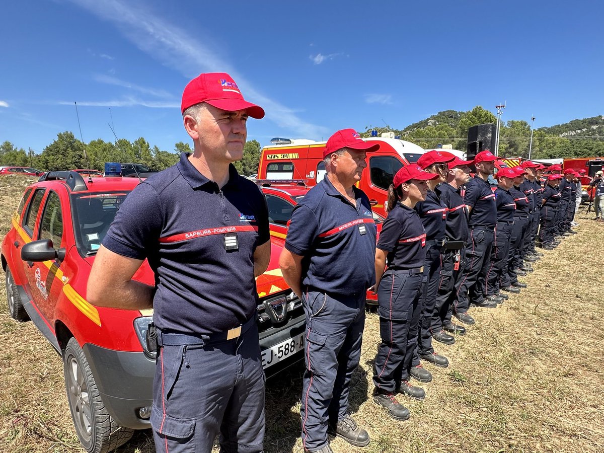PompiersHerault's tweet photo. #FDF|| « Les troupes sont en ordre de marche » 🚒🚁
Hier à Valflaunès (34)
Hugues Moutouh @Prefet34 @kmesquida Président @SDIS34
@BoslandJP Président @PompiersFR
@_Eric_Flores Chef de Corps #SP34
participaient à la présentation du dispositif FDF saison 2023 https://t.co/kQLgIRkxmd