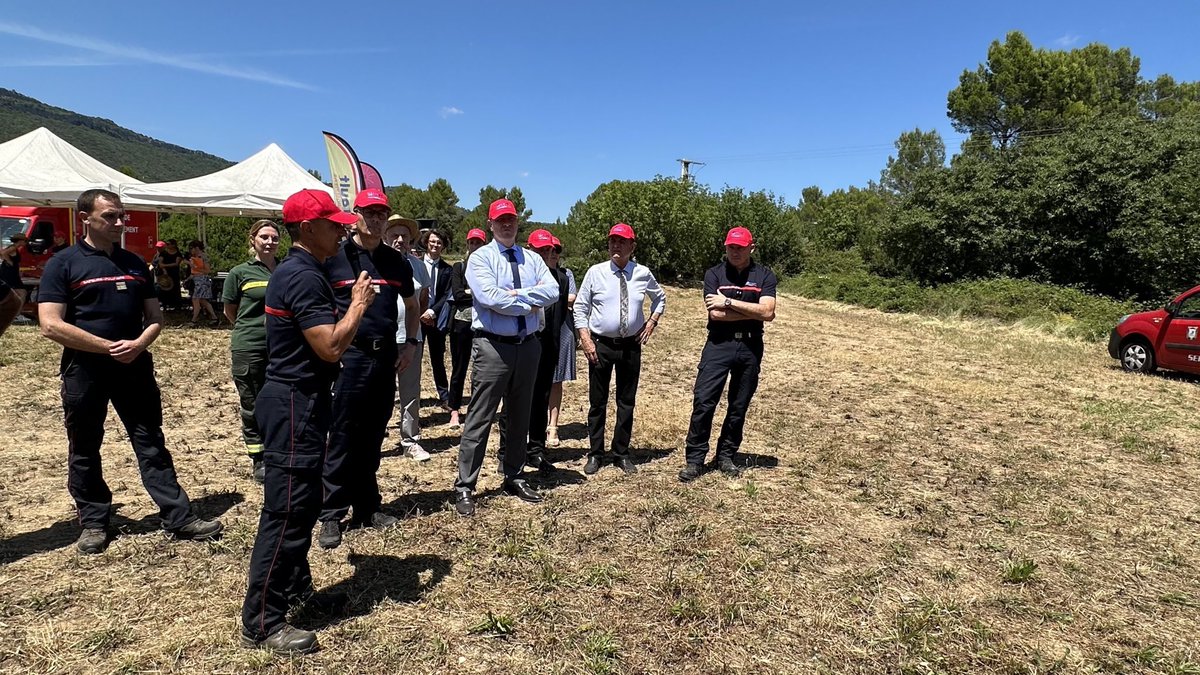 PompiersHerault's tweet photo. #FDF|| « Les troupes sont en ordre de marche » 🚒🚁
Hier à Valflaunès (34)
Hugues Moutouh @Prefet34 @kmesquida Président @SDIS34
@BoslandJP Président @PompiersFR
@_Eric_Flores Chef de Corps #SP34
participaient à la présentation du dispositif FDF saison 2023 https://t.co/kQLgIRkxmd