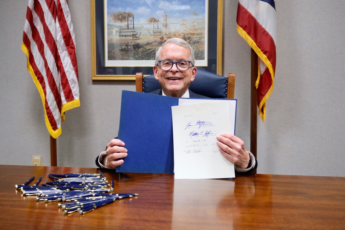 GovMikeDeWine's tweet photo. This is truly Ohio's time! Our new operating budget invests in Ohio's economy, communities, and families and helps to ensure that our state remains the heart of opportunity and prosperity today and in the future. https://t.co/Z38lEUXxhJ #OhioTheHeartofitAll https://t.co/JWIk17r6KC