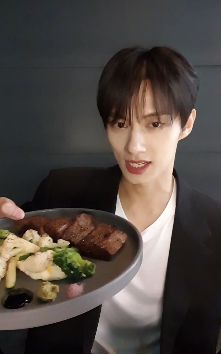 enjoy your food junnie 🤍