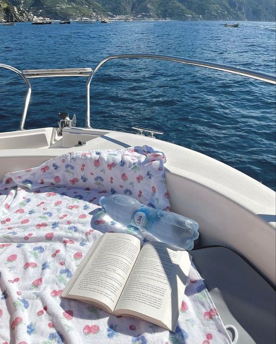 pagesandvibes's tweet photo. summer is always blue https://t.co/z04vDgTiqp
