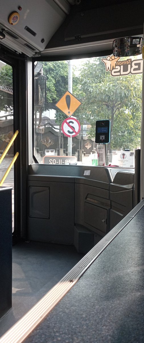 soe_the_arts's tweet photo. Ternyata transit di #halteITS sdh ga ada. Alias mesti bayar lg, klo oper dr jalur #MERR ke jalur Timur-barat #transSemanggi @teman_bus https://t.co/xf1CdijOad