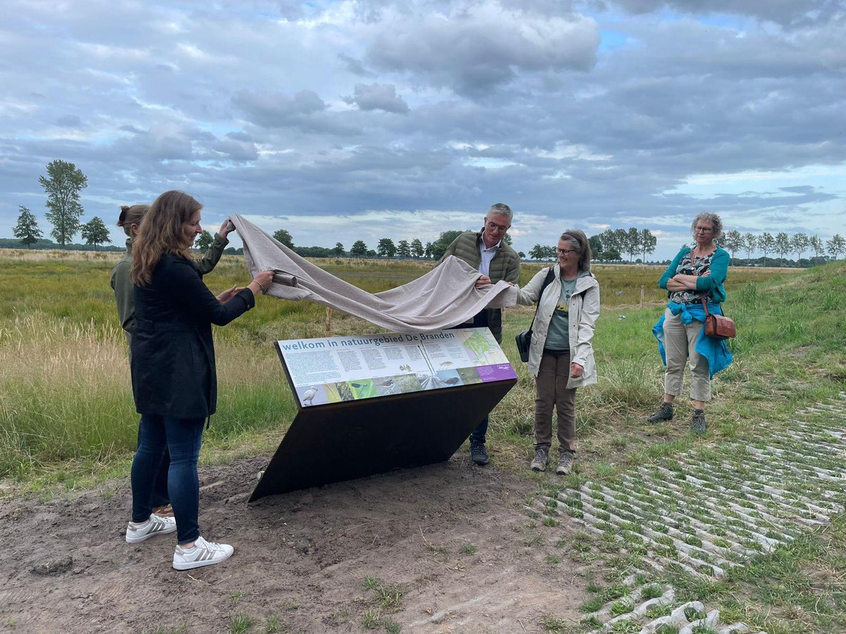 Gisteravond was de feestelijke afsluiting van projectgebied De Branden, bij Drouwen. Hier is een natuurgebied ingericht. Ga ook eens kijken op de uitkijkheuvel 👀aan de rand van het gebied 📍 tinyurl.com/f6kpcjts. Meer info ➡️ tinyurl.com/euxkp2v4