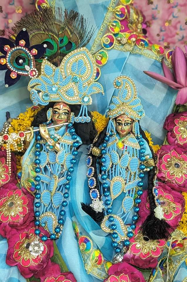banke_shri's tweet photo. श्री राधा मान बिहारी लाल जी 💛🙏 https://t.co/Ygdr4BOUbE