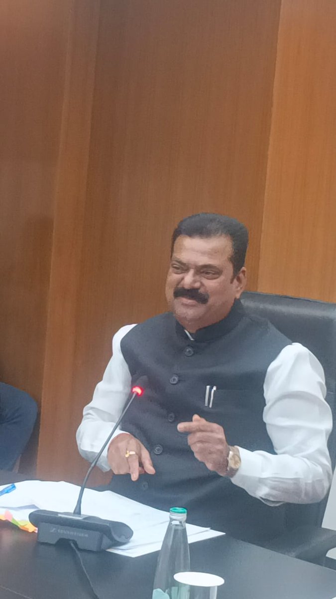 KapilPatil_'s tweet photo. केंद्रीय पंचायती राज मंत्रालय की हिंदी सलाहकार समिती की बैठक आंबेडकर इंटरनॅशल सेंटर, नई दिल्ली मे आज संपन्न हुई। केंद्रीय मंत्री गिरीराजजी सिंह के साथ इस बैठक में उपस्थित रहकर सुझाव दिए। इस समय हिंदी सलाहकर समिती के सदस्य गण मौजूद थे।
@girirajsinghbjp
#bjp #BJP4IND #mumbai #modi9 https://t.co/7GlwIF2aA1