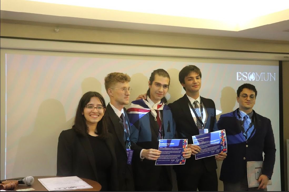 GO_Akademi's tweet photo. Kendi bünyemize ait olan ESMUN'23 bu yıl da muhteşem deneyimlere ev sahipliği yaptı. Verimli geçen konferansın ardından 2022-2023 Eğitim-Öğretim yılına da veda ettik. https://t.co/XSi0kNPYAz