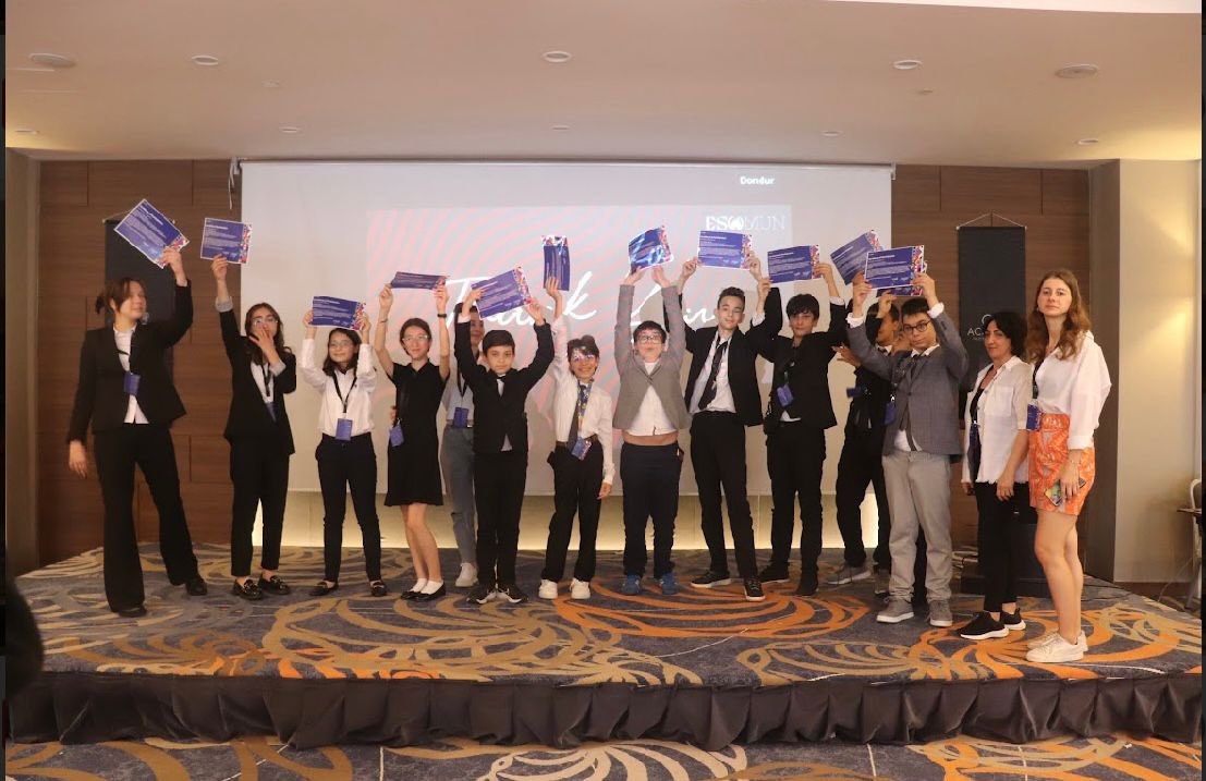 GO_Akademi's tweet photo. Kendi bünyemize ait olan ESMUN'23 bu yıl da muhteşem deneyimlere ev sahipliği yaptı. Verimli geçen konferansın ardından 2022-2023 Eğitim-Öğretim yılına da veda ettik. https://t.co/XSi0kNPYAz