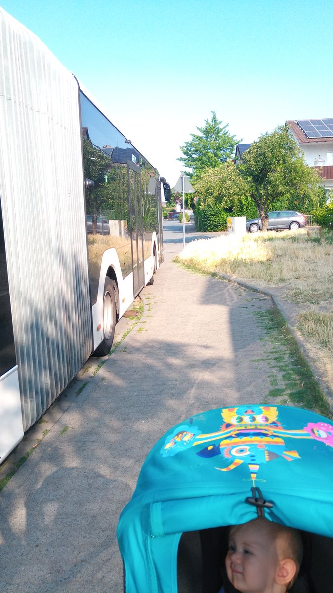PiaPrestigeV's tweet photo. Hallo @RMVdialog, wie kommt man auf die Idee, den Bus so zu parken? 
Ich musste mit dem Kinderwagen über die Wiese fahren. https://t.co/6lBZzQb71r