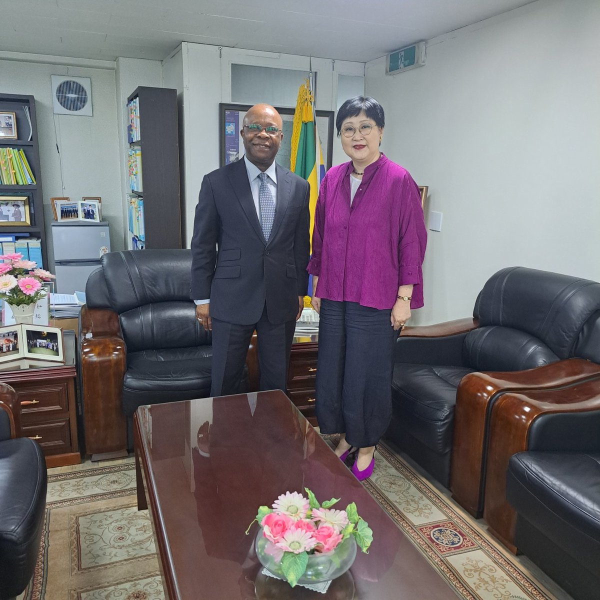 Courtesy farewell visit to H.E. Carlos Victor Boungou 🇬🇦, dean of #dipcorpskorea, by Ambassador of #Mongolia H.E. Erdenetsogt Sarantogos🇲🇳.