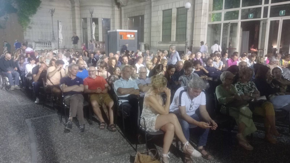 Assange_Italia's tweet photo. Ieri sera 3 luglio il compleanno di Julian è stato un giorno di impegno, con uno streaming con @SMaurizi  che ringraziamo con tutto il cuore, e con il filmato @IthakaMovie. Alla fine il grido #FreeAssange è risuonato!
Julian eri nel cuore di tutti i 200 spettatori. https://t.co/pb69d3itE9