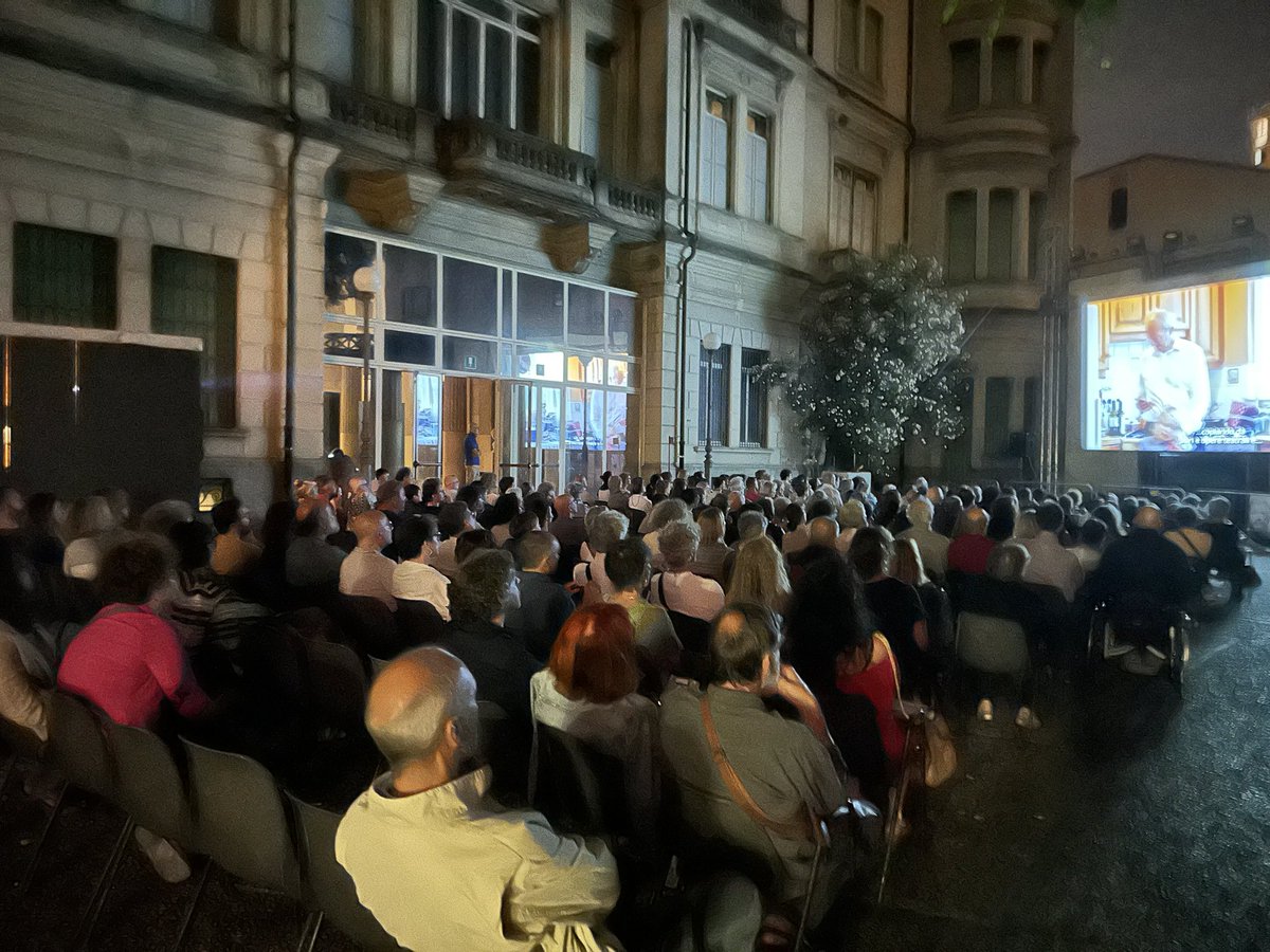 Assange_Italia's tweet photo. Ieri sera 3 luglio il compleanno di Julian è stato un giorno di impegno, con uno streaming con @SMaurizi  che ringraziamo con tutto il cuore, e con il filmato @IthakaMovie. Alla fine il grido #FreeAssange è risuonato!
Julian eri nel cuore di tutti i 200 spettatori. https://t.co/pb69d3itE9