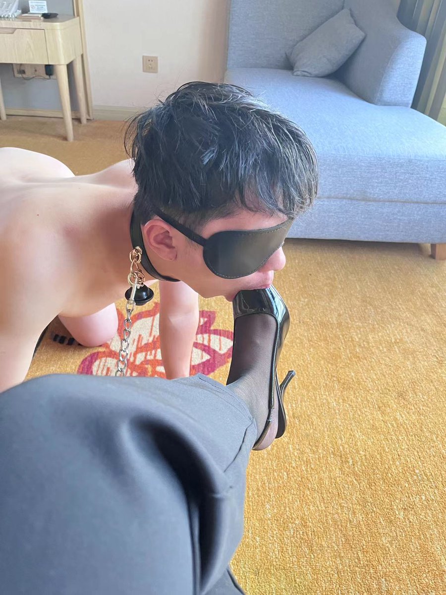 Apple5250_'s tweet photo. 清纯秀气男大 我喜欢，非常乖 #女王 #南宁 #南宁线下 #调教 #丝袜 #足交 #字母圈 #舔足 #SM #男奴 https://t.co/q41qKd12xX