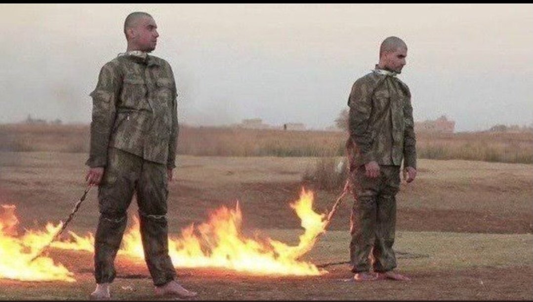 Uzaktan_Gelen__'s tweet photo. İsveç'te biri kuran yakıyor yeri göğü inletiyorlar.
Fanatik islamcılar 2 askerimizi canlı canlı yakıyor 1 tek söz etmiyorlar.

işte din insanı böyle yapar...