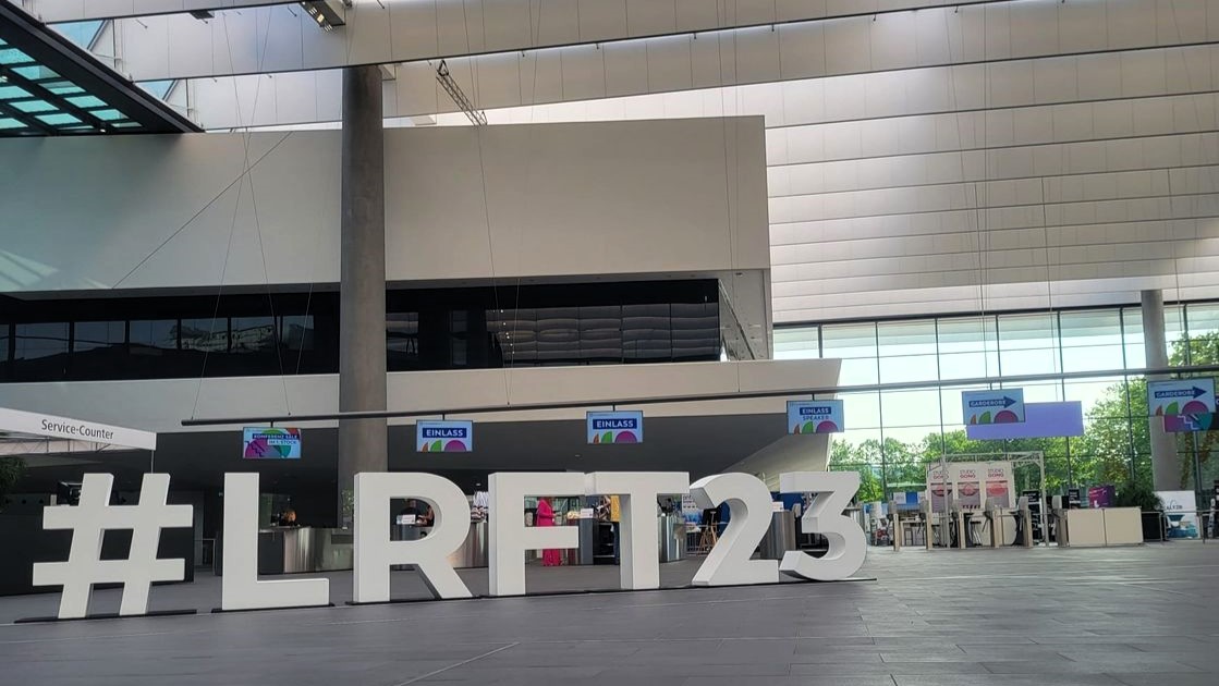 Ihr könnt heute leider nicht bei den #LRFT23 in Nürnberg sein - oder wollt nachlesen, was im Workshop nebenan gerade diskutiert worden ist? Dann seid Ihr hier genau richtig: im Liveblog der <a href="/Lokalfunktage/">Lokalrundfunktage</a>!
Hier geht's lang 👉 hubs.la/Q01WC57m0