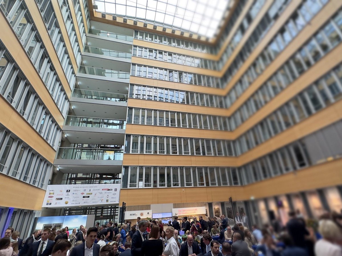 Jetzt ist die Zeit der Sommerfeste. Gestern nutzten wir das gemeinsame #Sommerfest von <a href="/Der_BGA/">BGA</a> und <a href="/handelsverband/">Handelsverband HDE</a> zum Netzwerken im politischen Berlin. Danke für die Einladung! 

#FairAntwortung