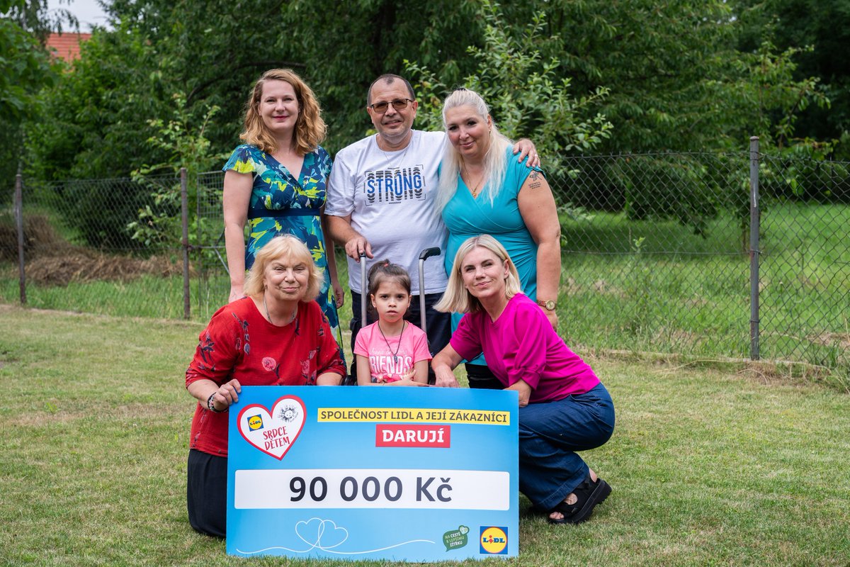 Adrianku jsme navštívili už podruhé. Za ty tři roky udělala neuvěřitelné pokroky. Většinou je na vozíčku, ale s oporou se jí daří udělat i pár krůčků nebo jezdit na kole. A to hlavní, začala chodit do speciální školy Smiling Crocodile. A právě v tom jí pomáhá sbírka Srdce dětem.