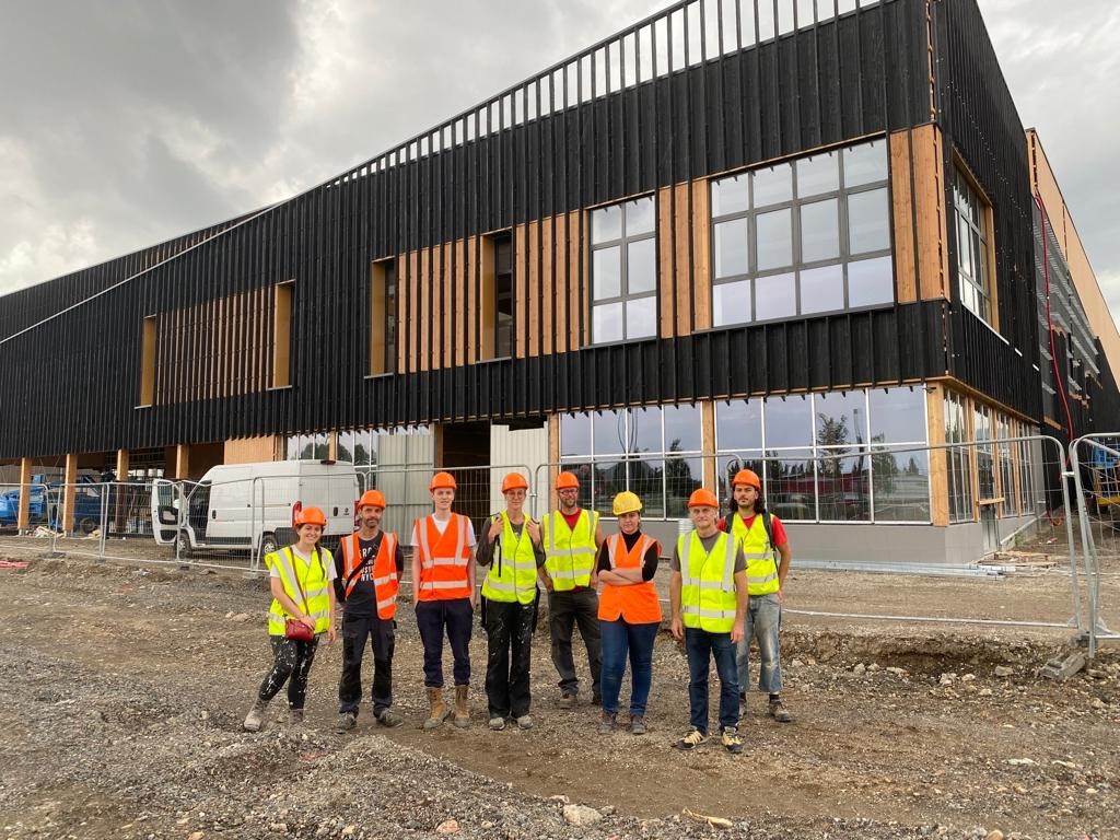 BouyguesBat_SE's tweet image. [#Biosourcé] Perfectionner nos techniques de construction en #paille : c’est l’objectif de la #formation suivie par des collaborateurs de nos directions Travaux et Ingénierie. Un matériau qui permet d'accompagner nos clients dans la réduction de l’impact carbone de leurs projets.