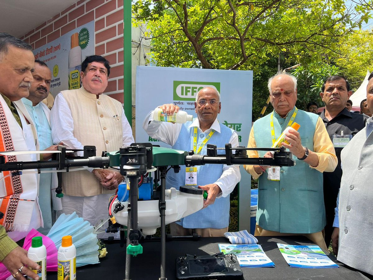 Dileep_Sanghani's tweet image. &quot;इफको किसान ड्रोन&quot; के माध्यम से इफको ने कृषि-ड्रोन में प्रवेश किया। #AgriDrones द्वारा सहकार से समृद्धि की ओर एक कदम और। 2500 कृषि ड्रोन खरीदकर इफको भारत में सबसे बड़ा स्मार्ट कृषि-समाधान लेकर आया है।
@IFFCO_PR