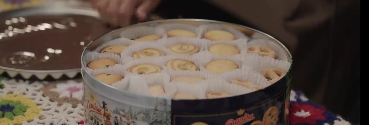 the most unrealistic thing they did in this drama so far was showing this box of sewing materials filled with cookies. like, who does that🙄🤚🏻 #KingTheLandEp6 #KingTheLand