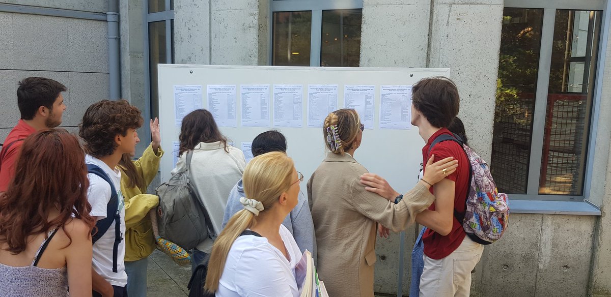 Résultats du bac (1er groupe)
Émotion pour les candidats 2023.
Félicitations aux lauréats !
Nous leur souhaitons le meilleur pour  leurs études supérieures  ! <a href="/DSDEN_43/">DSDEN de Haute-Loire🇫🇷</a> <a href="/acclermont/">Académie de Clermont-Ferrand</a>