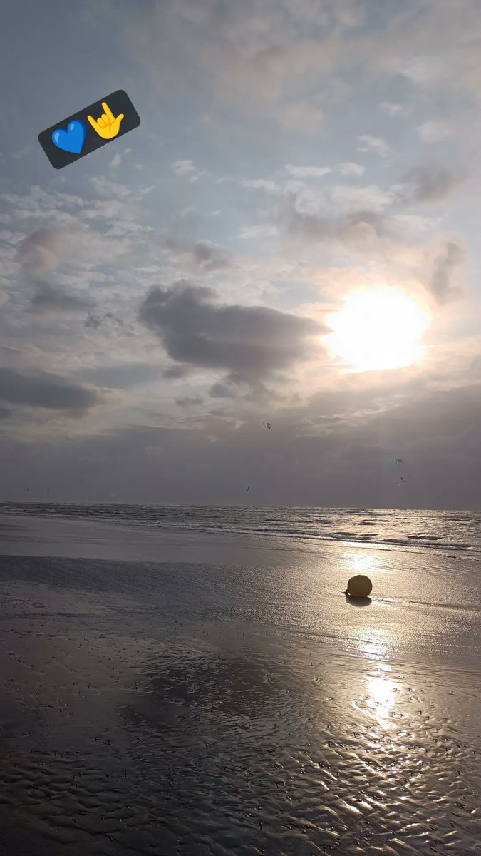 FallonDesegher's tweet photo. Inhale, exhale 💙💦 
#thesea #belgiumcoast #ODK #SummerVibes #seascape https://t.co/qfGihSema5