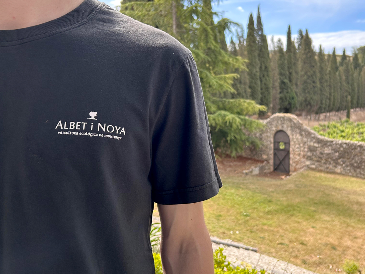 AlbetiNoya's tweet photo. Aquest estiu, els treballadors i treballadores d'Albet i Noya anem ben macos i frescos gràcies a les noves samarretes de #circoolar ethical workwear. 
Descobreix el projecte a  👉 https://t.co/uxJ35ofPV2 https://t.co/lfqdnQ7WQ4