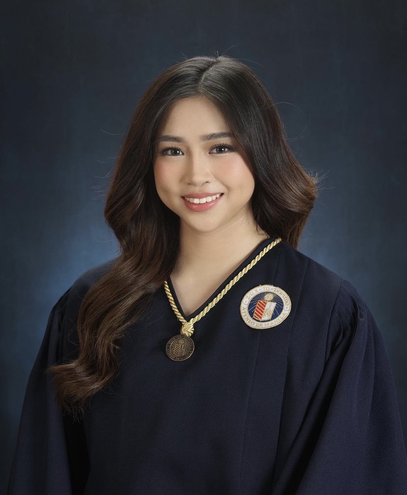 RandomRepublika's tweet photo. LOOK: Hit Wattpad writer (#TheRainInEspaña and more!) and @OCRecordsPH talent Gwynette or Gwy Saludes graduates cum laude with a BS Legal Management degree from Ateneo de Manila University. She's entering the Ateneo de Manila School of Law this year.✨ Way to go, Gwy! 🎓 https://t.co/REb9aVbjsB