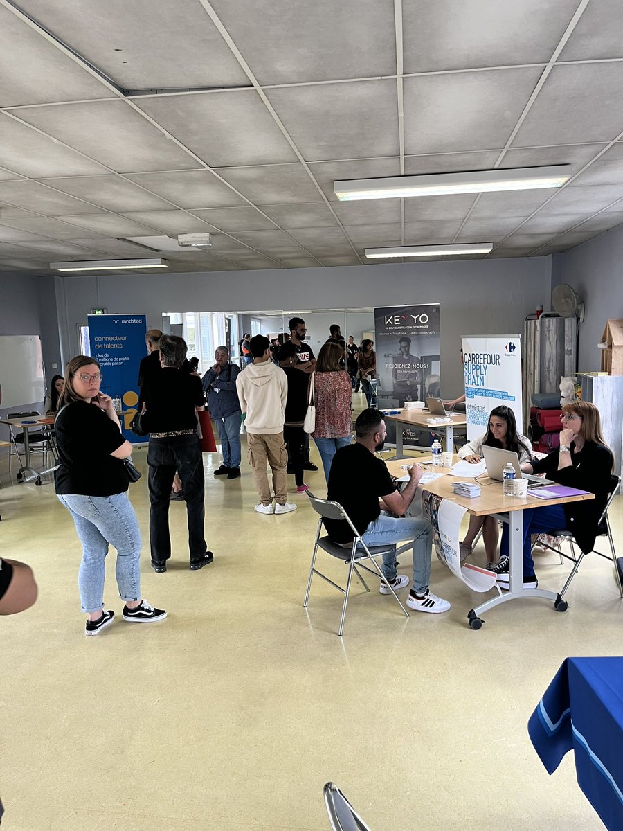 🚨 job dating au val d’Auron organisé par #randstad et @poleemploi_RCVL de #bourges. Rencontre entre les candidats et des entreprises (#randstad, #michelin, #carrefour supply chain et #keyyo). + Possibilité de consulter les offres d’emploi avec un conseiller pôle emploi.