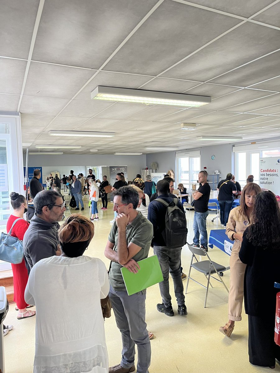 CoussetJ's tweet photo. 🚨 job dating au val d’Auron organisé par #randstad et @poleemploi_RCVL de #bourges. Rencontre entre les candidats et des entreprises (#randstad, #michelin, #carrefour supply chain et #keyyo). + Possibilité de consulter les offres d’emploi avec un conseiller pôle emploi. https://t.co/AqHp1l3q0B