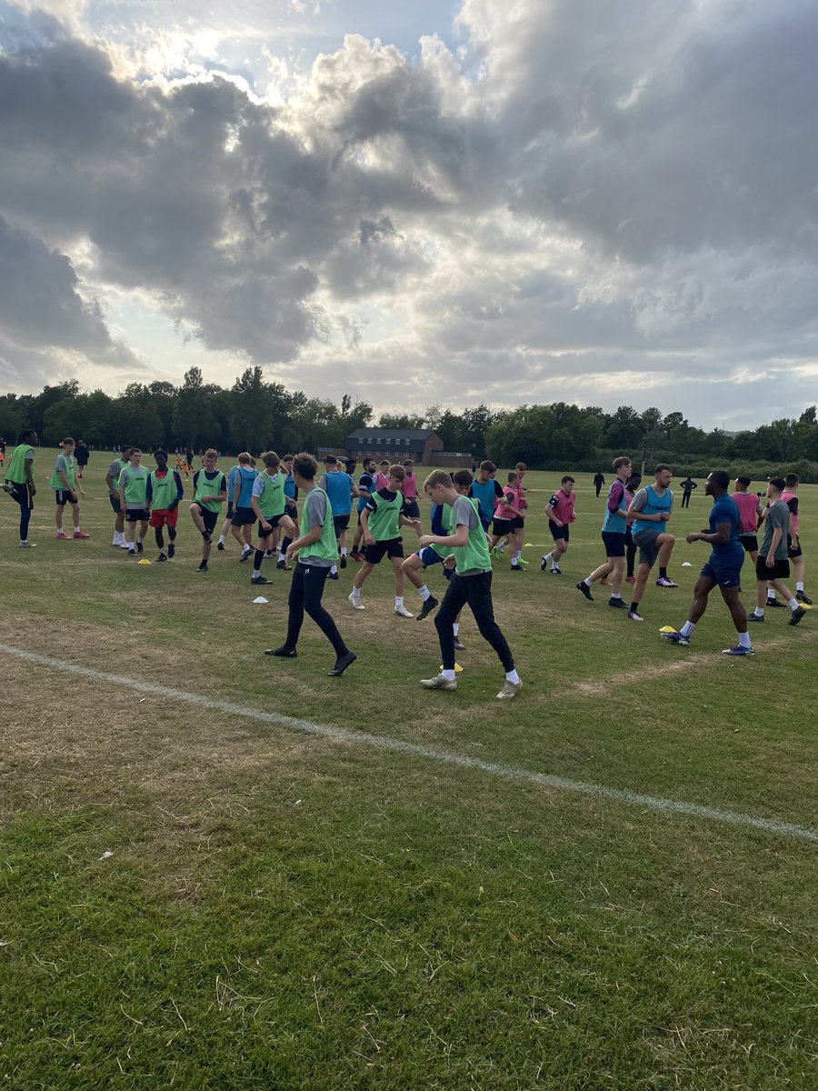 stephen_deller's tweet photo. Preseason is well underway @hayling_fc  with our third full session last night. 

We are still looking for players so if you are interested, want to develop then please get in touch.

@FreeAgentsFC @HantsLeague @HantsCombLeague @WessexLeague https://t.co/qGskovMwPn