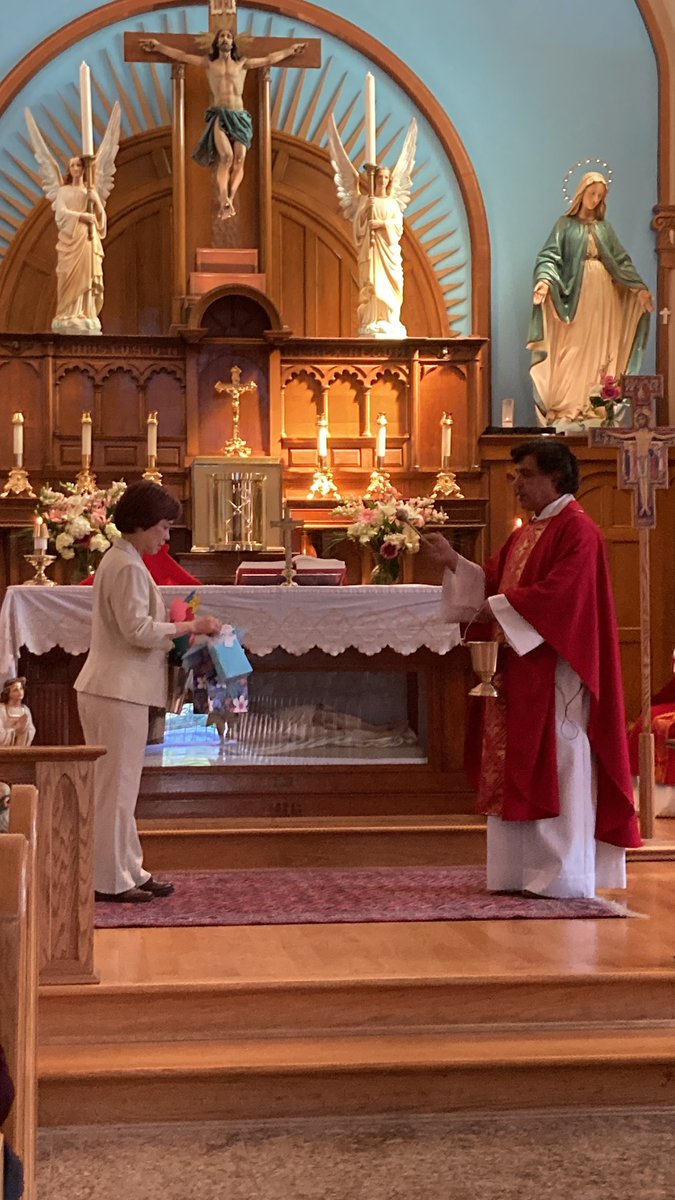 SFASchoolVan's tweet photo. At our last school mass, we bid farewell to four members of our school community: our beloved pastor Father Gino, our principal Mrs. Anne Yam, our bookkeeper Mrs. Mary Alice Boyer, and our French teacher Mme Small. May the Lord bless them in their future endeavours. https://t.co/aJTv4Thfxc